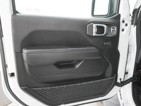 Used 2019 Jeep Wrangler Unlimited Sahara w/ Uconnect 4C Nav & Sound Group AWD/4WD image 20