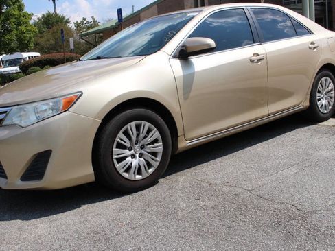 Used 2012 Toyota Camry LE image 1