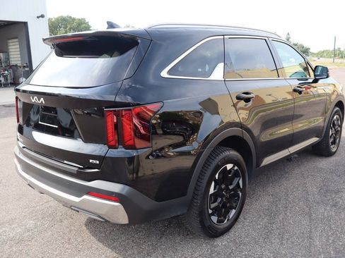 Used 2024 Kia Sorento S AWD/4WD image 4