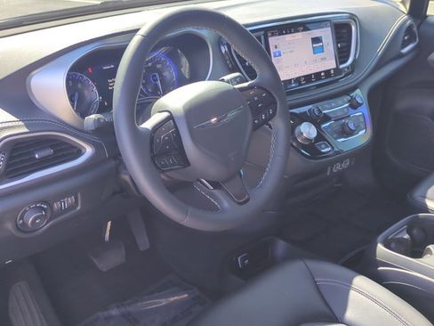 Used 2023 Chrysler Pacifica Touring-L w/ S Appearance Package image 10