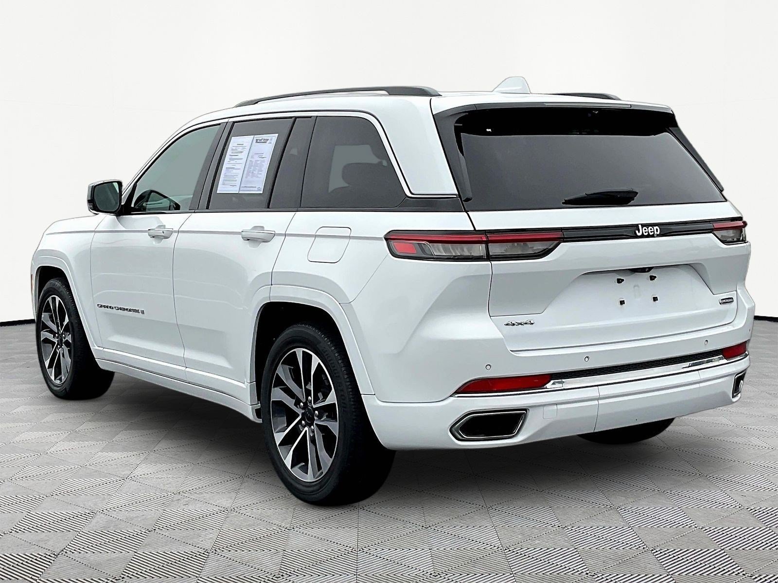 Used 2022 Jeep Grand Cherokee Overland w/ Luxury Tech Group IV AWD/4WD image 4