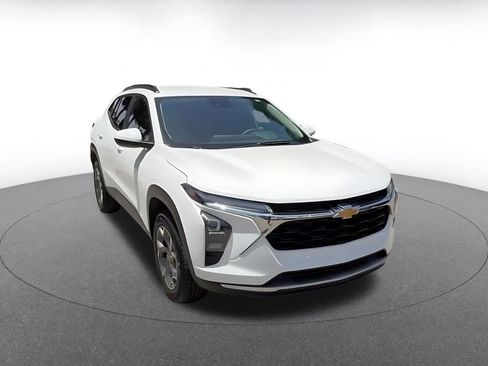 Used 2025 Chevrolet Trax LT FWD image 3