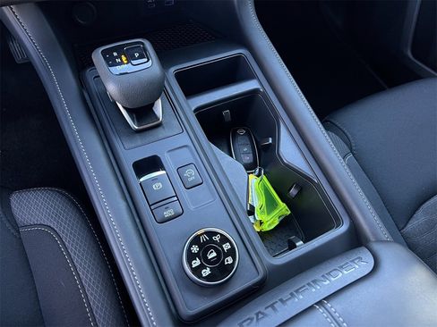 Certified 2025 Nissan Pathfinder S image 16