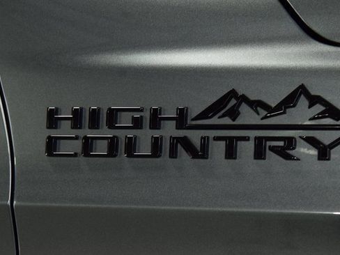 Used 2024 Chevrolet Suburban High Country image 14