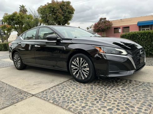 Used 2024 Nissan Altima 2.5 SV FWD image 3