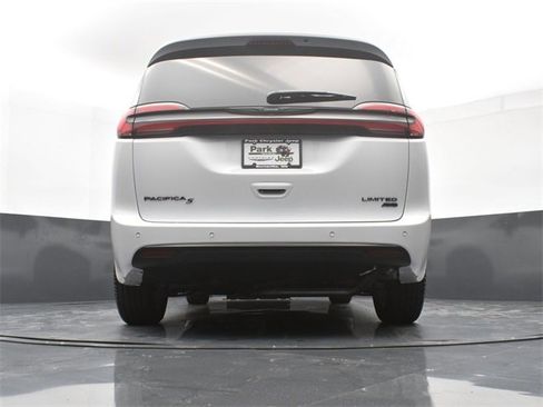 Used 2024 Chrysler Pacifica Limited w/ S Appearance Package image 17