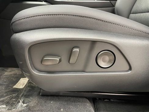 New 2026 Chevrolet Equinox LT w/ Convenience Package II AWD/4WD image 9