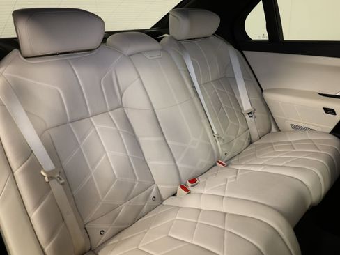 Used 2023 BMW 760i xDrive image 30