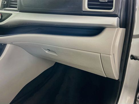 Used 2019 Toyota Highlander Plus FWD image 33