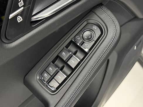 Certified 2025 Porsche Macan image 28