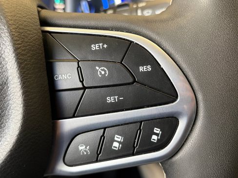 Used 2024 Chrysler Pacifica Limited FWD image 17