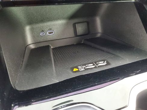 Used 2025 Chevrolet Traverse LT FWD image 17