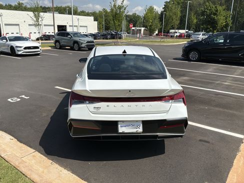 Used 2025 Hyundai Elantra SEL FWD image 9