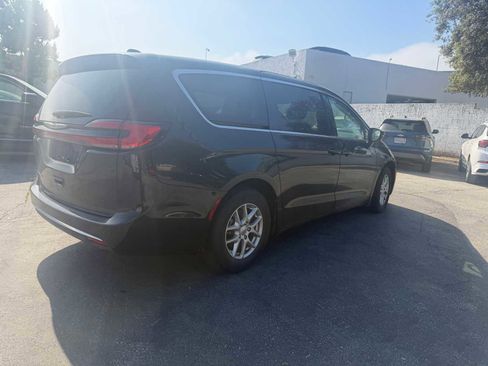 Used 2024 Chrysler Pacifica Touring-L image 4