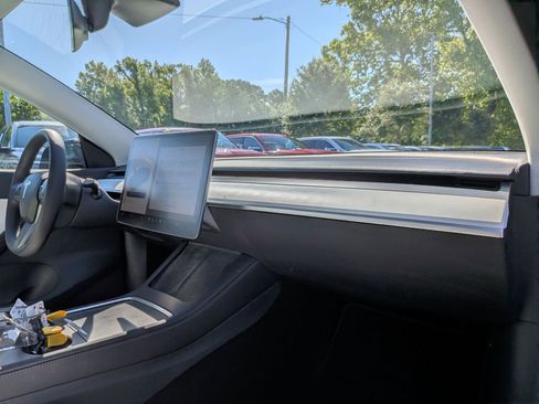 Used 2022 Tesla Model Y Long Range AWD/4WD image 38
