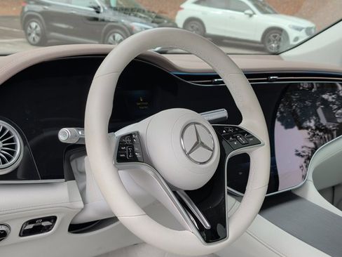 Used 2023 Mercedes-Benz EQS 580 4MATIC SUV image 9