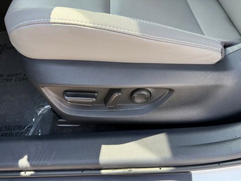 Used 2025 Toyota Camry SE AWD/4WD image 6