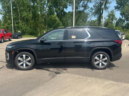 Used 2023 Chevrolet Traverse LT w/ LT Premium Package FWD image 2