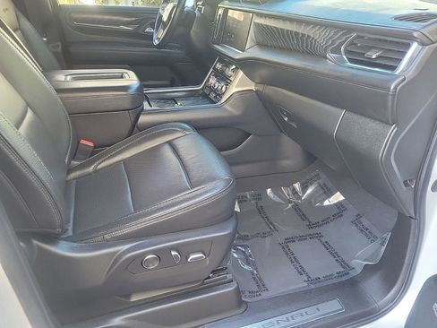 Used 2023 GMC Yukon XL Denali image 13