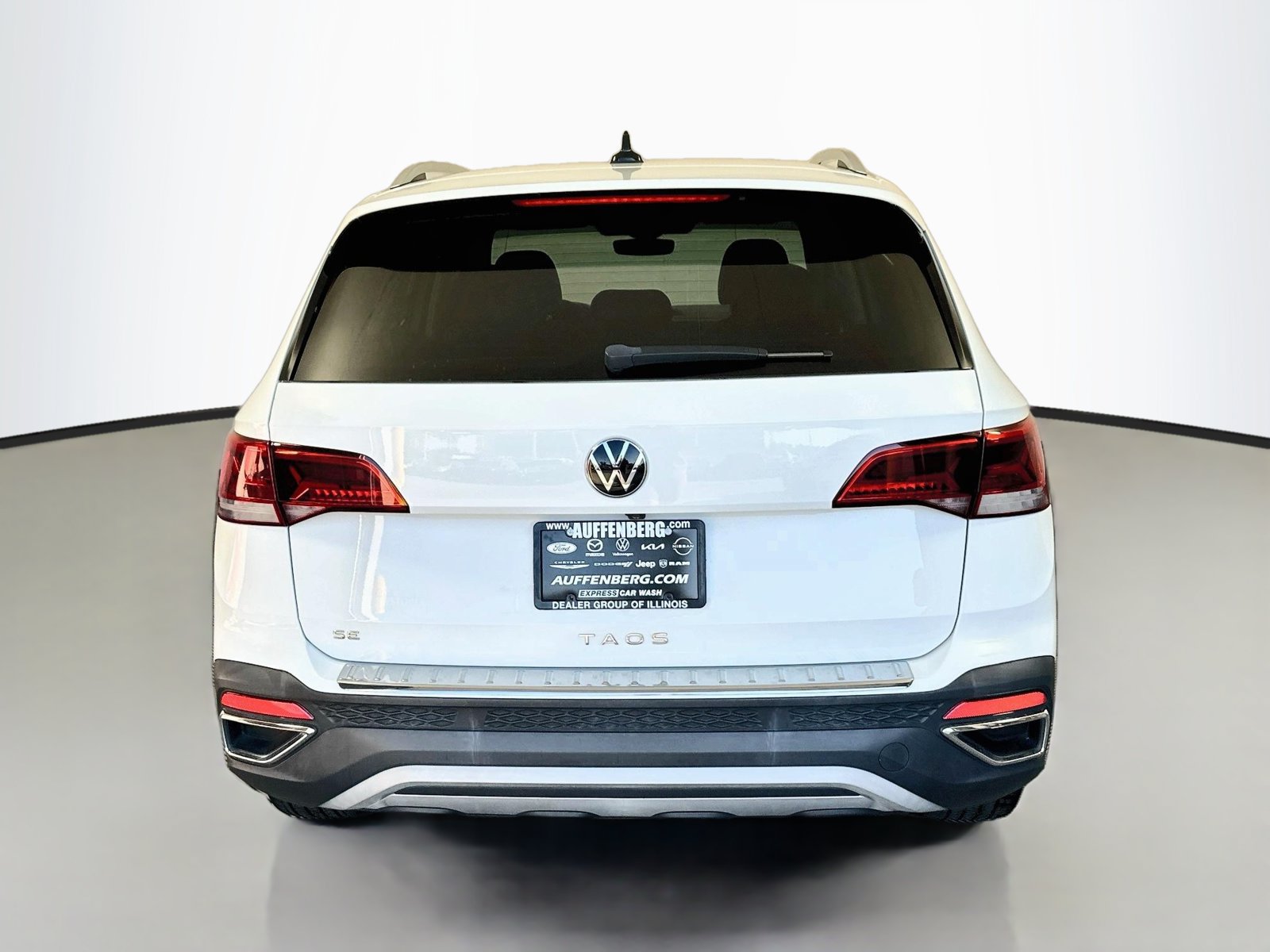 Used 2023 Volkswagen Taos SE w/ Black Wheel Package FWD image 6