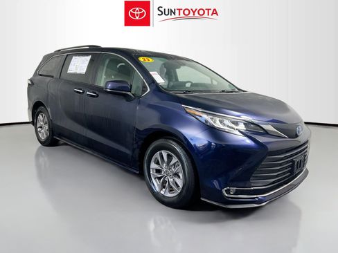 Used 2023 Toyota Sienna XLE image 1