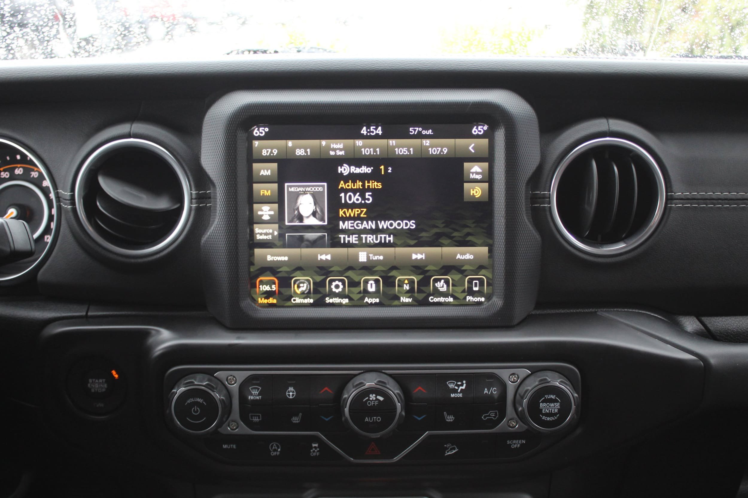Used 2018 Jeep Wrangler Unlimited Sahara w/ Uconnect 4C Nav & Sound Group AWD/4WD image 29