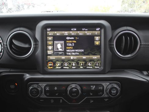 Used 2018 Jeep Wrangler Unlimited Sahara w/ Uconnect 4C Nav & Sound Group AWD/4WD image 29