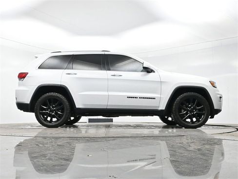 Used 2020 Jeep Grand Cherokee Laredo image 16