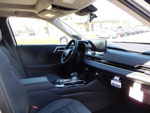 New 2025 Mitsubishi Outlander SE image 34