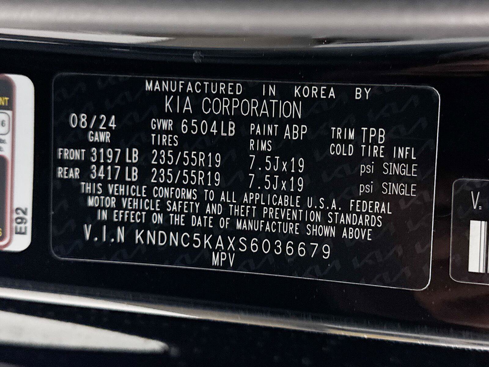 Used 2025 Kia Carnival EX FWD image 40