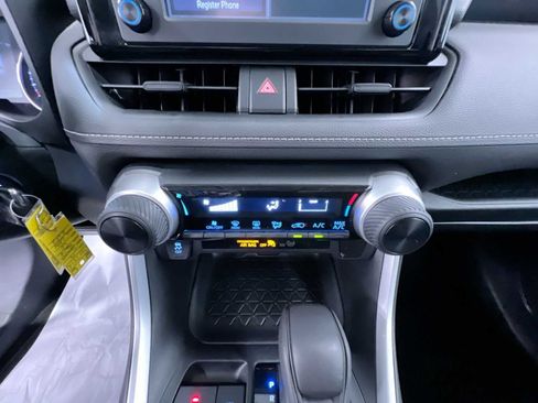 Used 2019 Toyota RAV4 LE w/ Carpet Mat Package FWD image 28