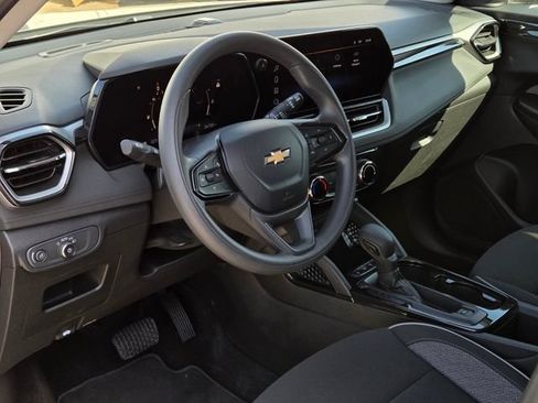 Used 2025 Chevrolet TrailBlazer LT AWD/4WD image 37