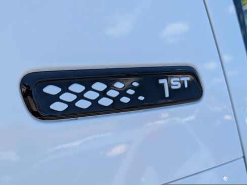Used 2025 Volkswagen ID. Buzz Pro S Plus RWD image 9