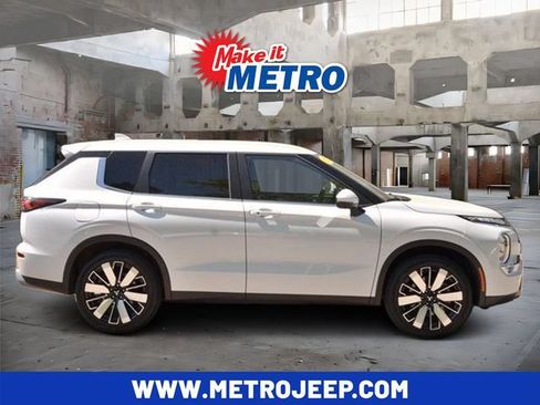 Used 2025 Mitsubishi Outlander SE AWD/4WD image 1
