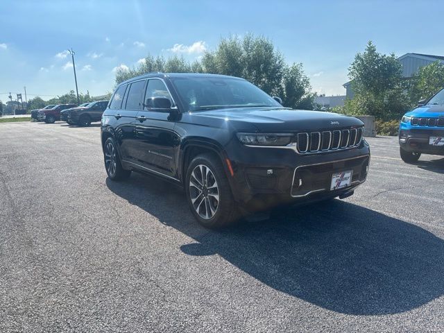 Used 2023 Jeep Grand Cherokee Overland w/ Luxury Tech Group IV AWD/4WD image 2