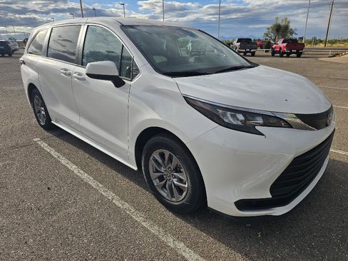 Used 2025 Toyota Sienna LE image 8