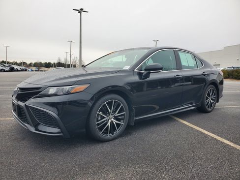 Used 2024 Toyota Camry SE image 3