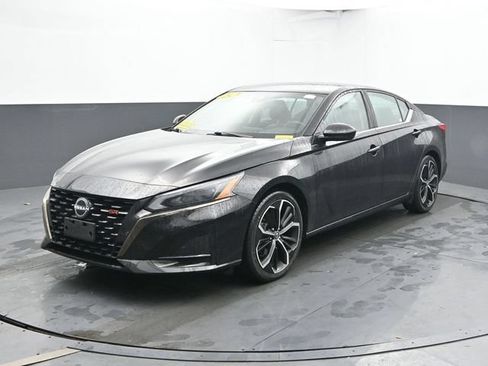 Used 2024 Nissan Altima 2.5 SR FWD image 3