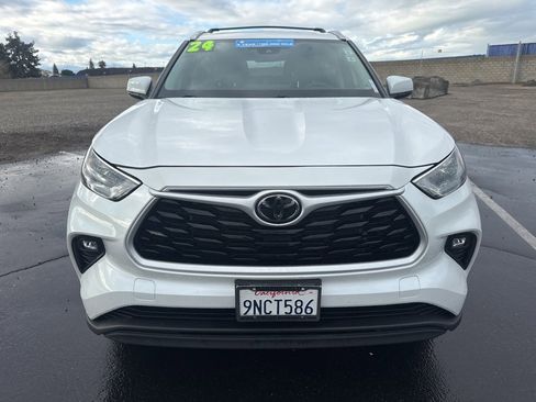 Used 2024 Toyota Highlander XLE image 2