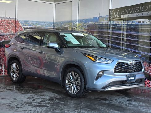 Used 2022 Toyota Highlander Platinum AWD/4WD image 1