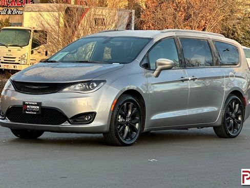 Used 2019 Chrysler Pacifica Touring Plus w/ S Appearance Package image 9