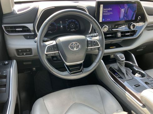 Used 2023 Toyota Highlander Limited FWD image 15