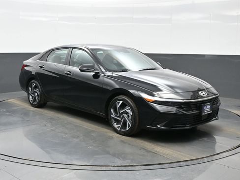 Certified 2025 Hyundai Elantra Limited image 8