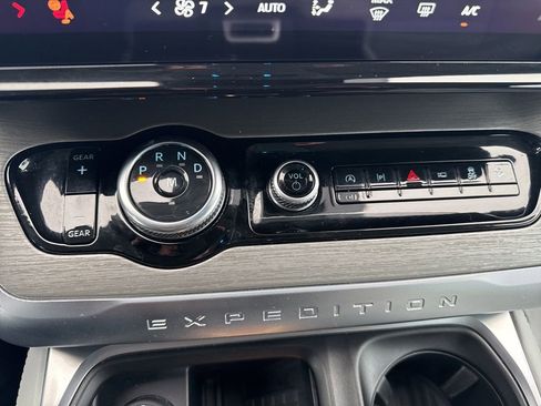 Used 2025 Ford Expedition Platinum image 14