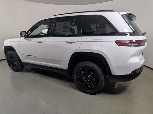 New 2025 Jeep Grand Cherokee Altitude image 5