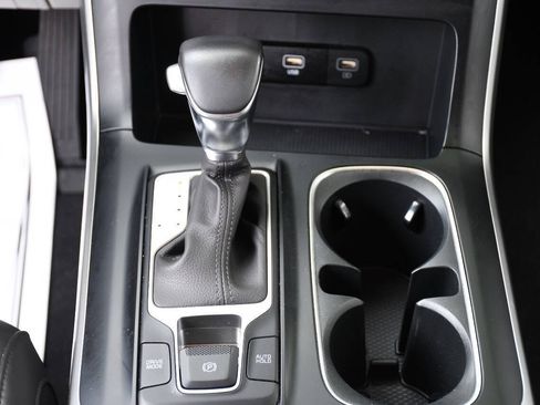 Used 2024 Kia Carnival LX FWD image 40