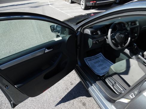 Used 2017 Volkswagen Jetta S image 9