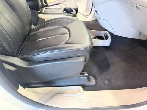 Used 2024 Chrysler Pacifica Touring-L FWD image 40