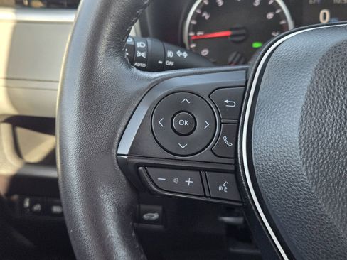 Used 2022 Toyota RAV4 XLE Premium image 31