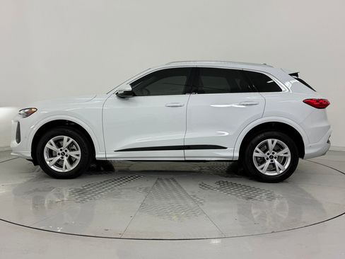 Certified 2025 Audi Q5 Premium w/ Convenience Package image 2